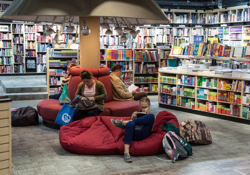 vitrine-DALUIS-min_books_bookstore_book_reader_readers_reading_shop_sale_books-849006