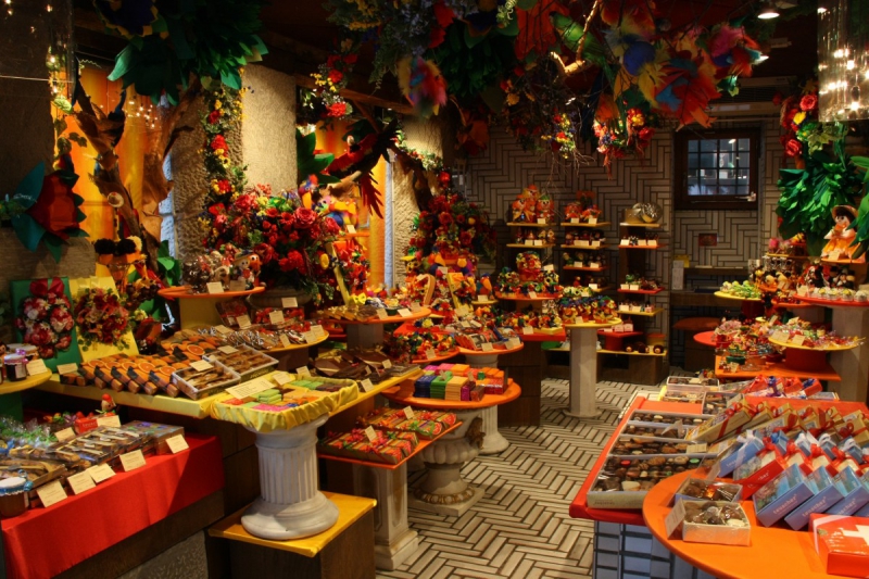 vitrine-DALUIS-min_candy_store_chocolate_shop_chocolate_switzerland-393515