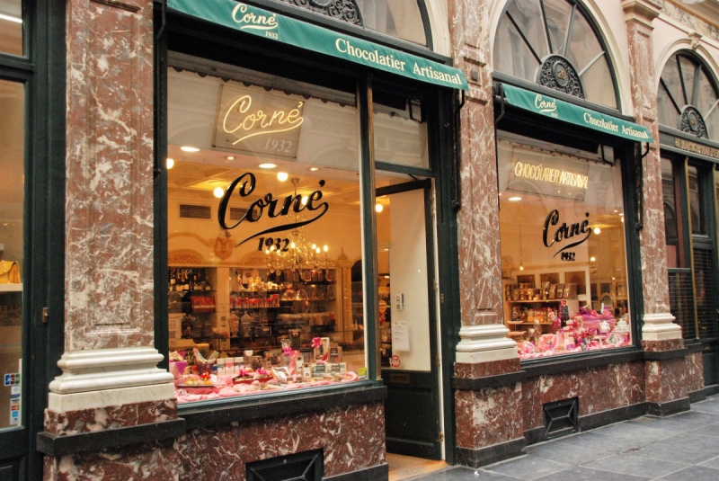 vitrine-DALUIS-min_chocolate_chocolaterie_shop_luxury_chic_gallery_brussels_belgium-558146