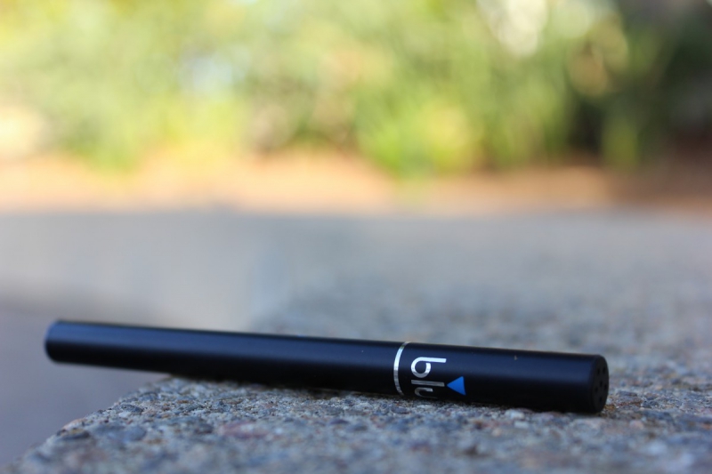 vitrine-DALUIS-min_e_cigarette_vaping_blu_cigs_blu_electronic_cigarette_tobacco_cigarette_smoke-637061