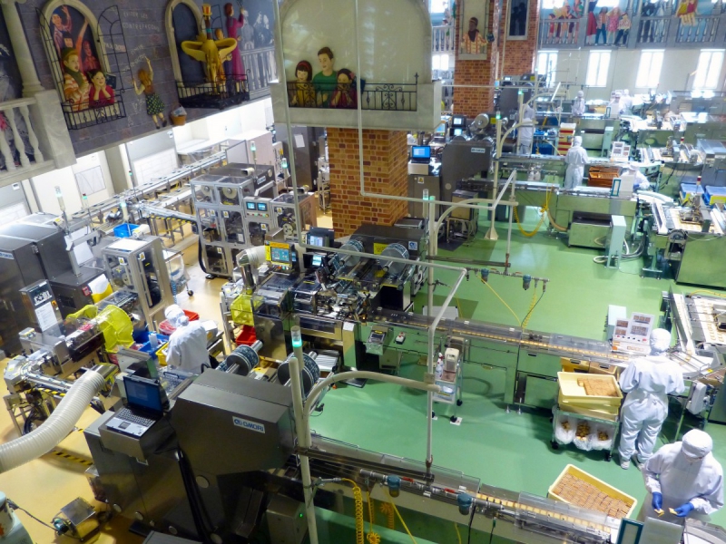 vitrine-DALUIS-min_japan_sapporo_chocolate_factory_label_packaging_cookie_machine_operators-961509